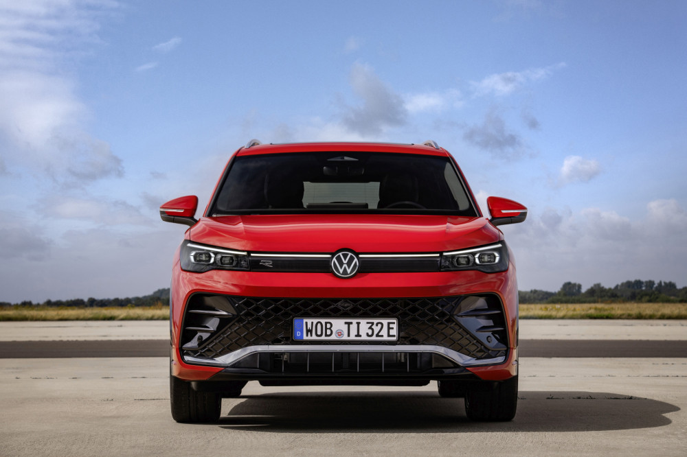 Volkswagen Tiguan R-Line persimmon red